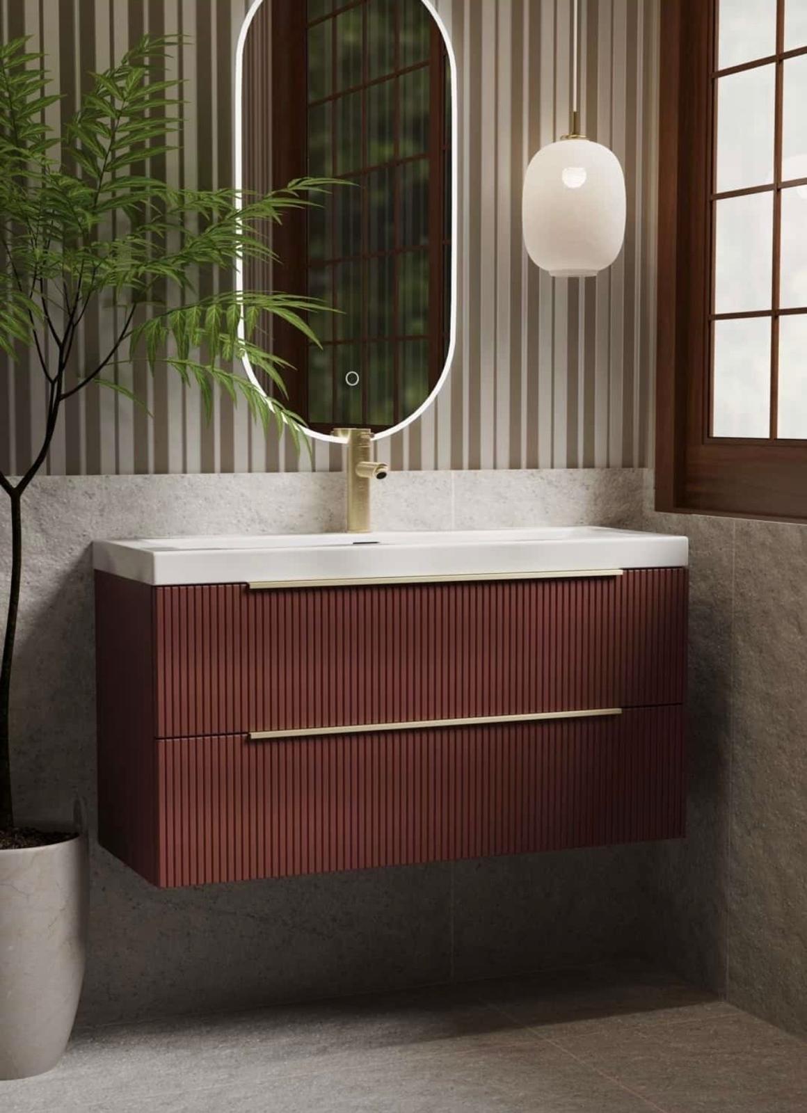 Modern badkamermeubel met messing details en spiegelverlichting